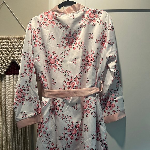 Morgan Lane Robe - Picture 1 of 3